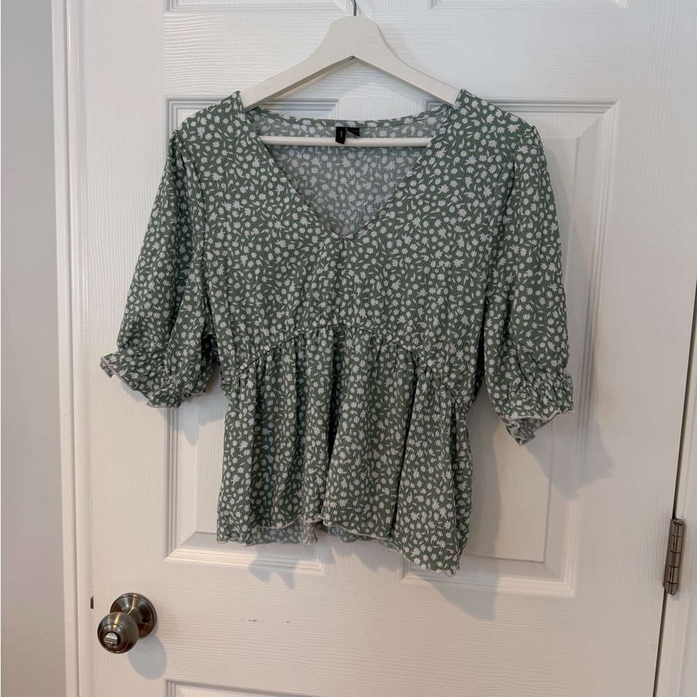 Vero Moda Green and White Patterned Blouse